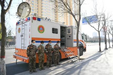 山西省人防辦信息保障中心值守人員肅立默哀，向英雄致敬、愿逝者安息